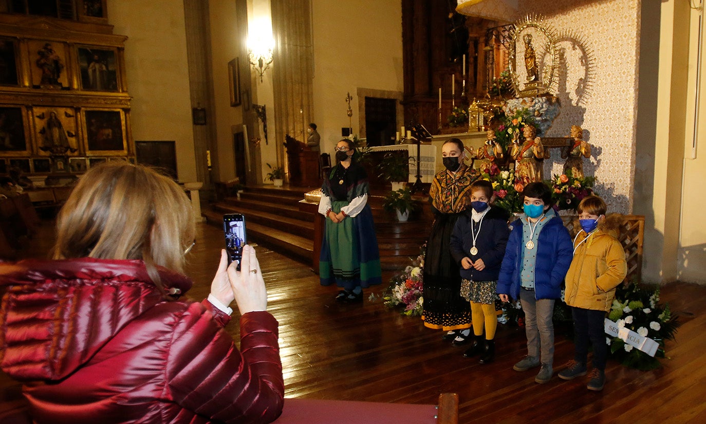 Los palentinos dejan sus flores a la Virgen la Calle en la iglesia de La Compañia