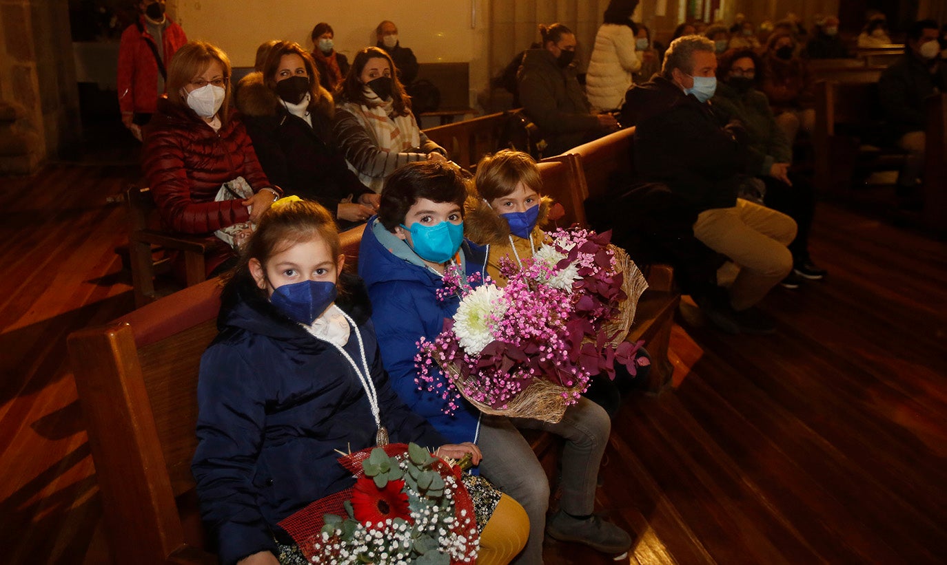 Los palentinos dejan sus flores a la Virgen la Calle en la iglesia de La Compañia