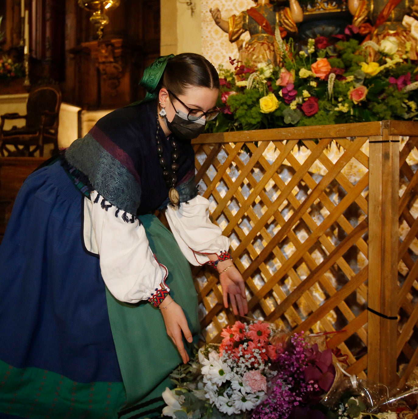 Los palentinos dejan sus flores a la Virgen la Calle en la iglesia de La Compañia