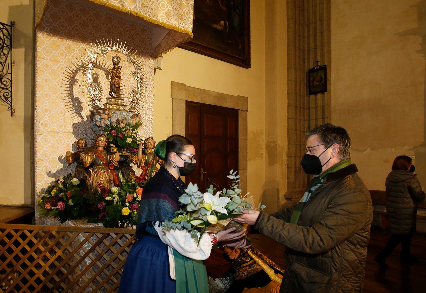 Los palentinos dejan sus flores a la Virgen la Calle en la iglesia de La Compañia