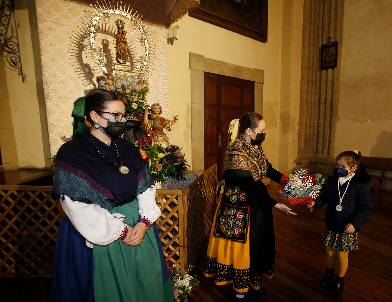 Los palentinos dejan sus flores a la Virgen la Calle en la iglesia de La Compañia