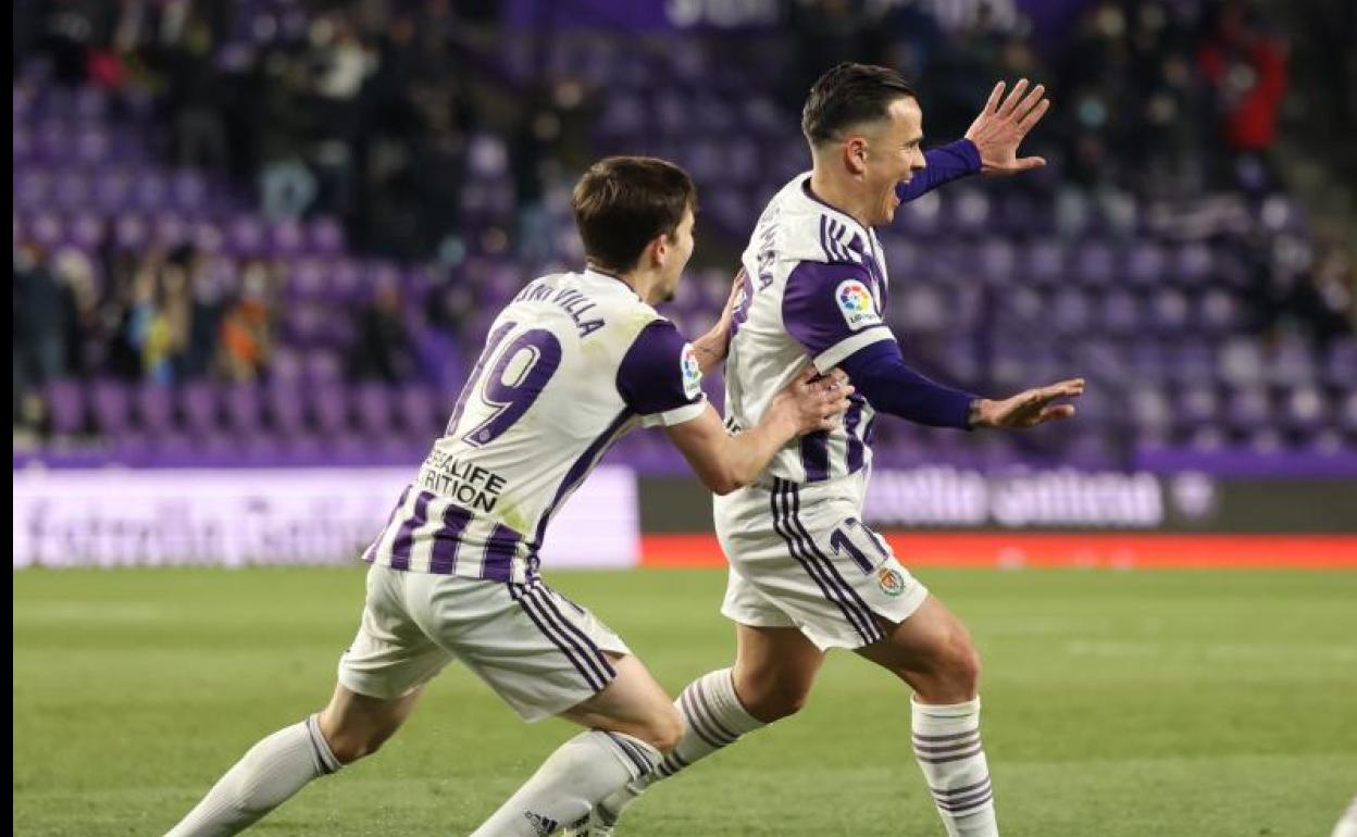 Mesa y Villa celebran el gol 