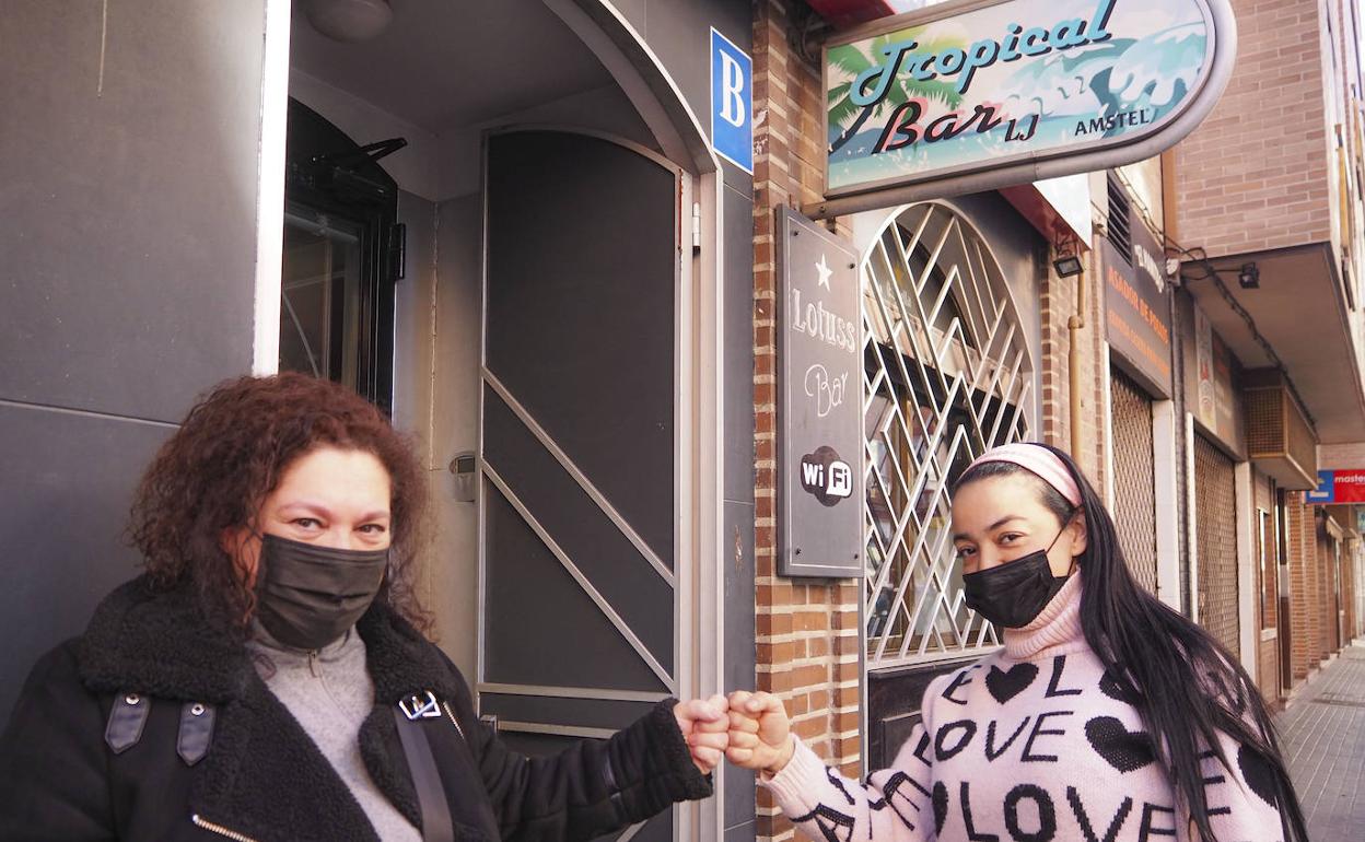 María Alonso y Lina Quintero, a la puerta del Bar Tropical, en la calle Málaga, tras cerrar el traspaso. 