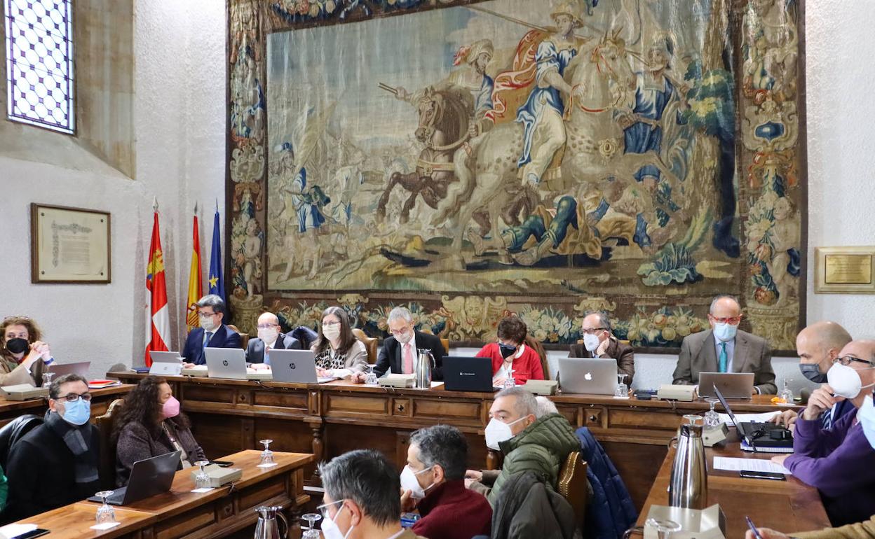 Un momento de la celebración del Consejo de Gobierno de la USAL ayer, en la Antigua Capilla del Estudio. 