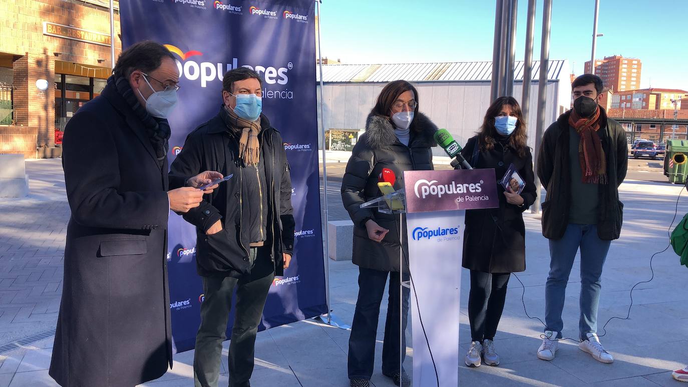 La presidenta del PP de Palencia, Ángeles Armisén, en su intervención junto a la Estación de Autobuses. 