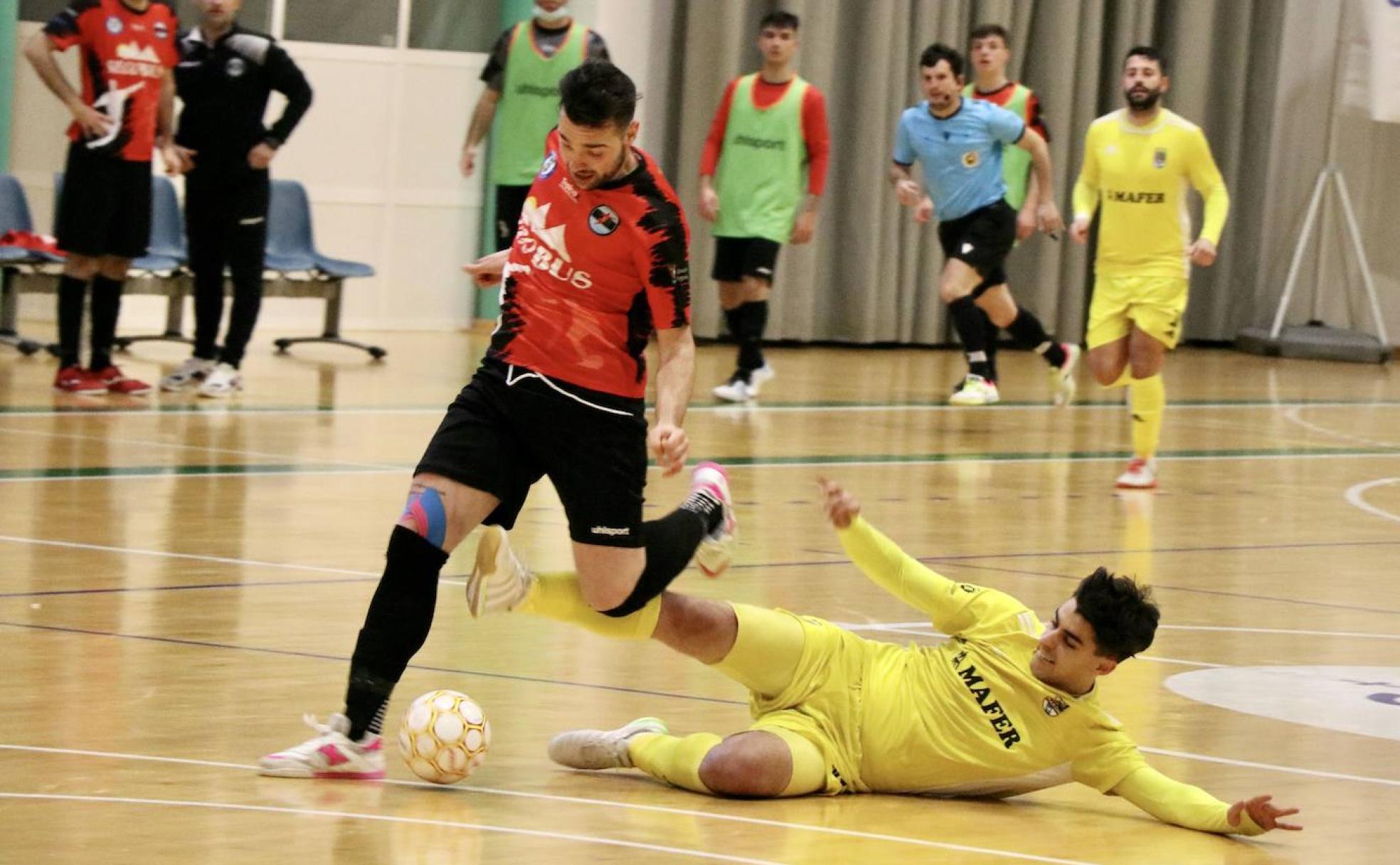 Un jugador del Segosala salva la entrada de un rival en un lance del partido de este sábado. 