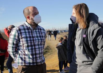 Imagen secundaria 1 - Mañueco y la consejera de Familia, Isabel Blanco, en el centro de Asprosub en Benavente. Pablo Fernández, de Unidas Podemos, en la concentración de Barcial del Barco. Iván Espinosa de los Monteros, en Toro.