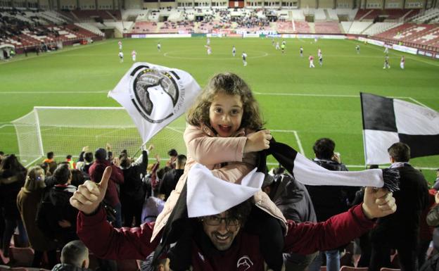 Imagen principal - Un chispazo riojano tumba a un Unionistas frenado en la segunda fiesta del fútbol popular (1-0)