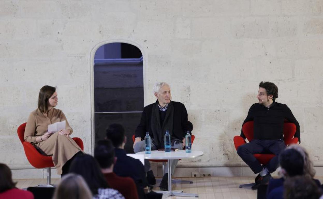 Gabriela Ybarra, Iñaki y Jon Viar, en la Capilla del Museo de Escultura. 