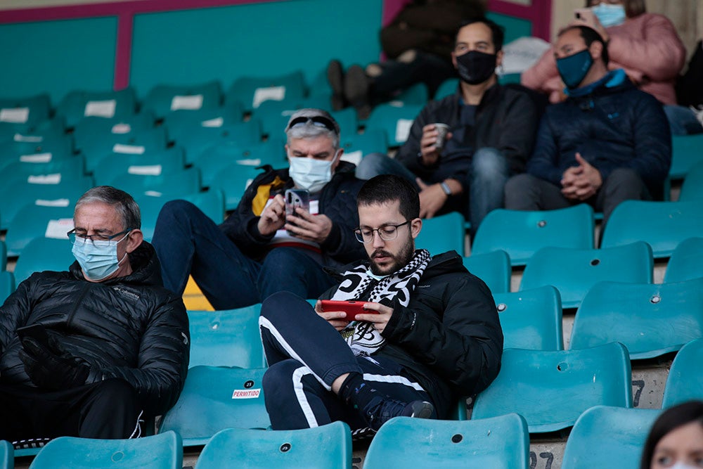 Tras un largo tiempo sin fútbol en el Helmántico, la afición charra regresaba con ilusiones renovadas. La alegría del gol de Ibán Ribeiro resultaría efímera e insuficiente para una afición que ya pide la dimisión de Antonio Calderón