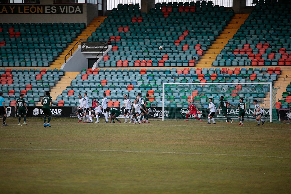 El Salamanca CF UDS, que ganaba con uno menos al Leganés B, cedió el empate en el 89 y seguirá una jornada más en posición de descenso