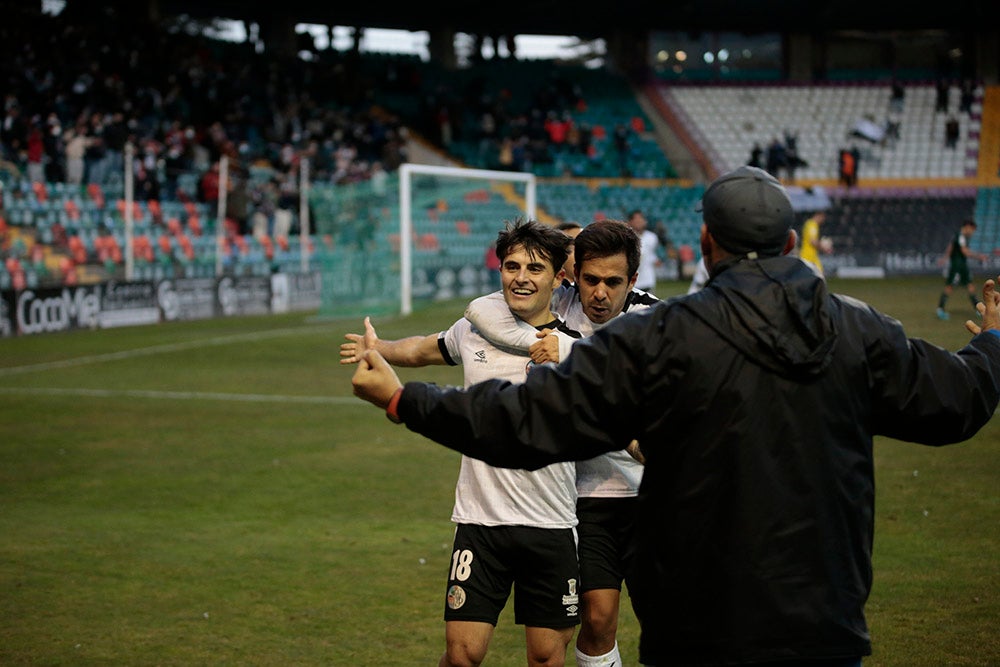 El Salamanca CF UDS, que ganaba con uno menos al Leganés B, cedió el empate en el 89 y seguirá una jornada más en posición de descenso