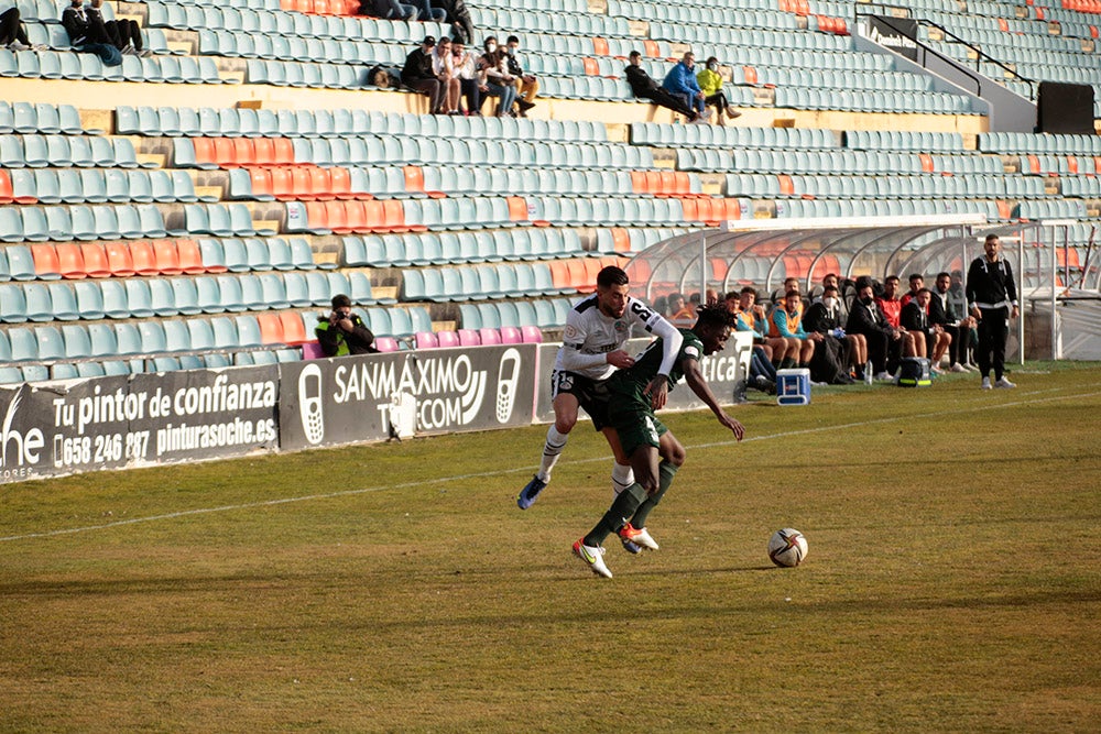 El Salamanca CF UDS, que ganaba con uno menos al Leganés B, cedió el empate en el 89 y seguirá una jornada más en posición de descenso