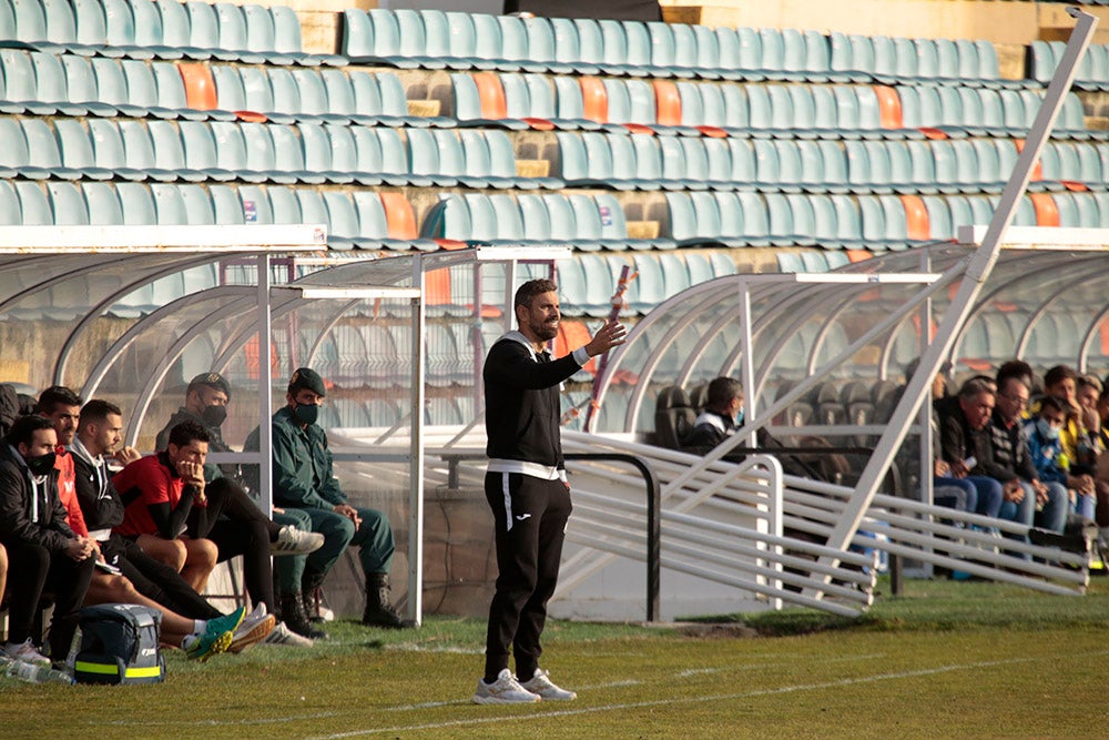 El Salamanca CF UDS, que ganaba con uno menos al Leganés B, cedió el empate en el 89 y seguirá una jornada más en posición de descenso