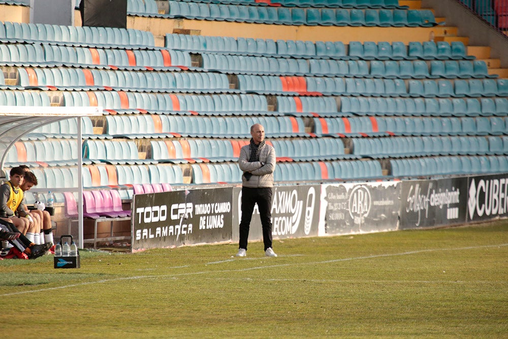 El Salamanca CF UDS, que ganaba con uno menos al Leganés B, cedió el empate en el 89 y seguirá una jornada más en posición de descenso