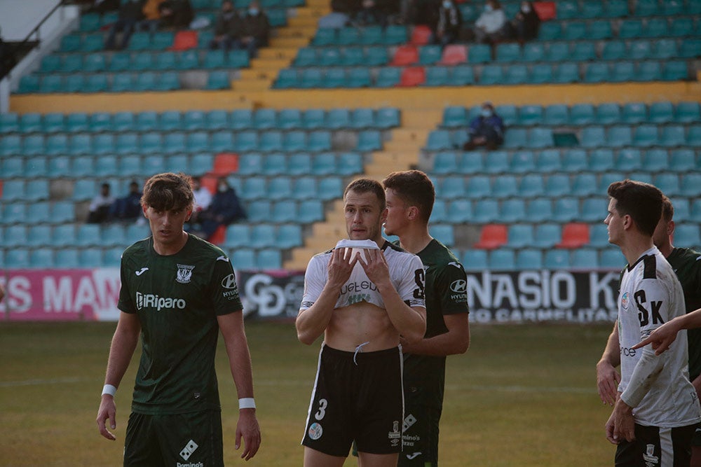 El Salamanca CF UDS, que ganaba con uno menos al Leganés B, cedió el empate en el 89 y seguirá una jornada más en posición de descenso