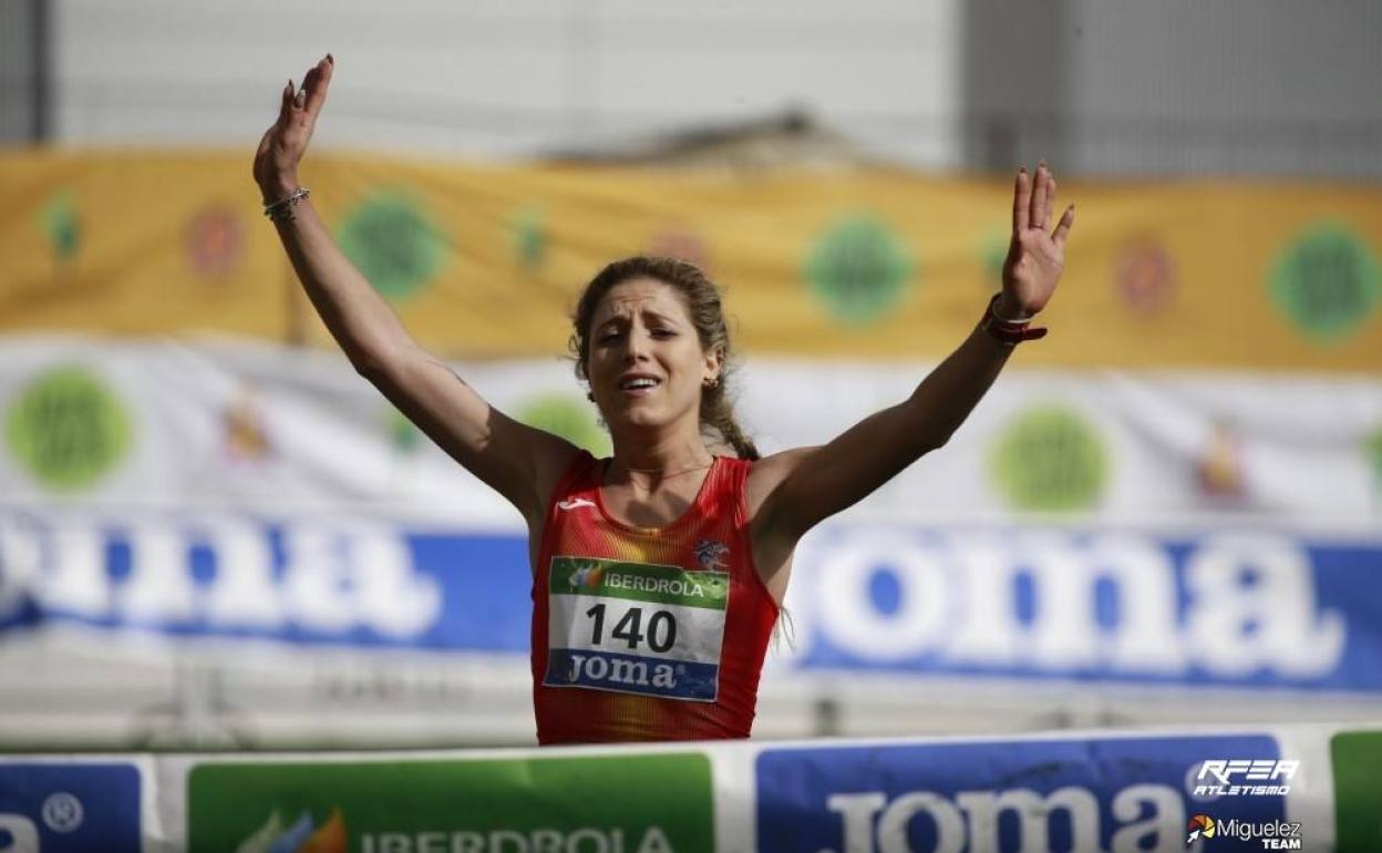 La atleta palentina Carla Gallardo cruza la meta en Jaén. 