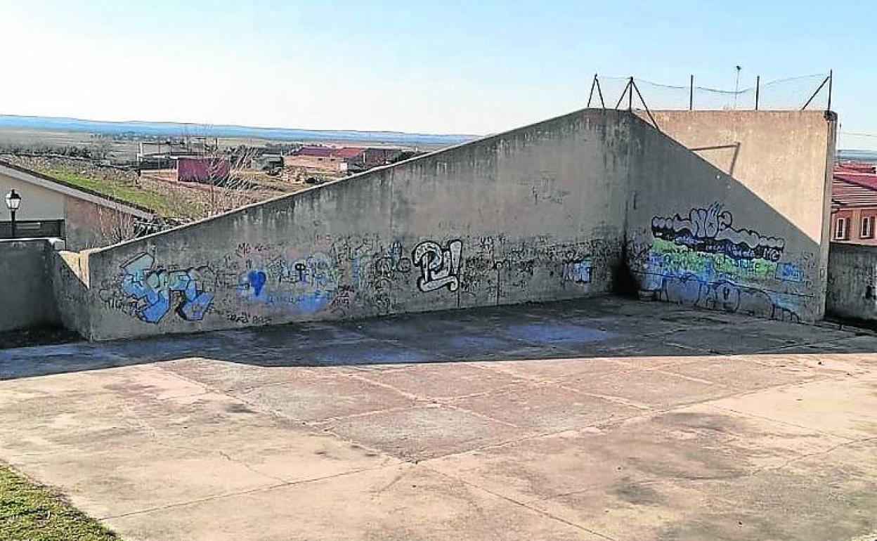 El frontón en mal estado que se quiere rehabilitar. 