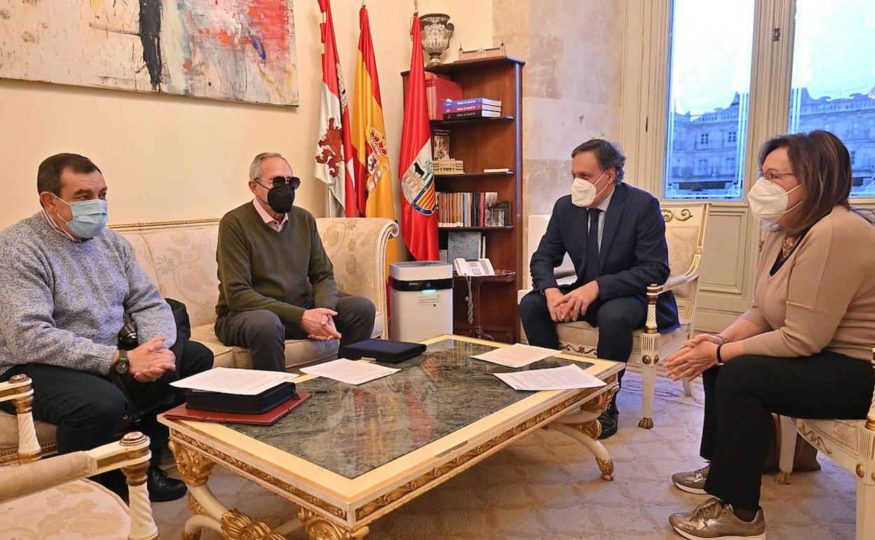 Reunión de esta mañana en el Ayuntamiento de Salamanca entre Defensor de las Personas Mayores y el alcalde. 