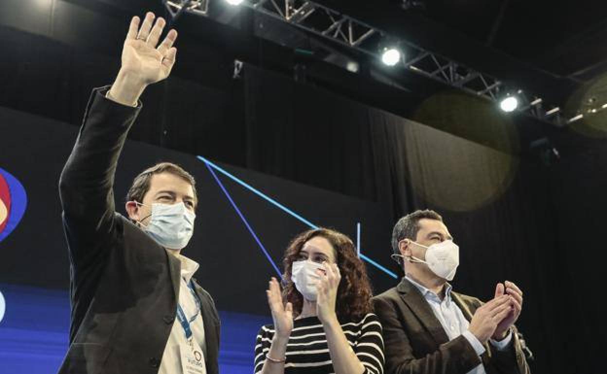 Alfonso Fernández Mañueco, en León, junto a Isabel Díaz Ayuso y Juan Manuel Moreno Bonilla.