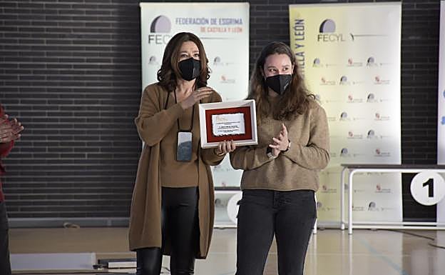 La viuda de Alberto Martín y su hija Inés recogen la placa conmemorativa. 