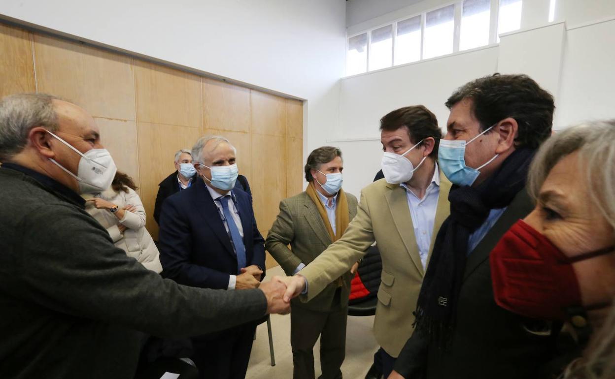 Mañueco, en un encuentro con empresarios celebrado este martes en Aguilar. 