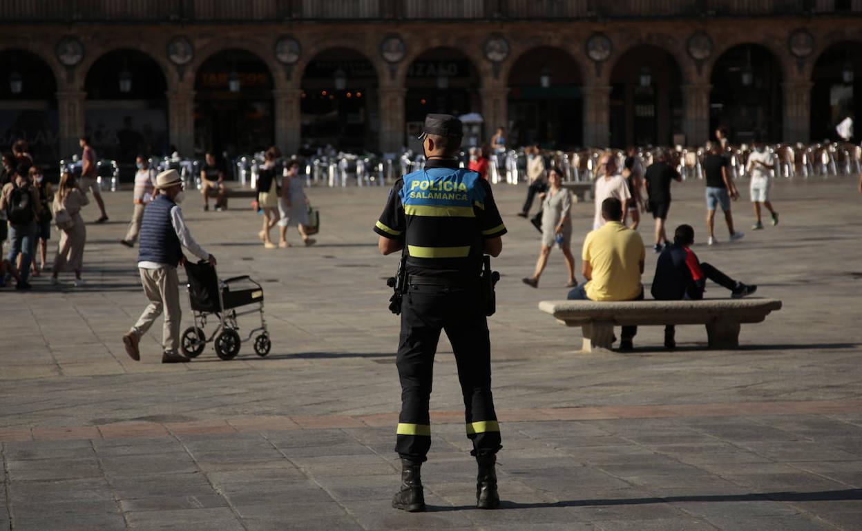 Agente de Policía Local en la Plaza Mayor. 