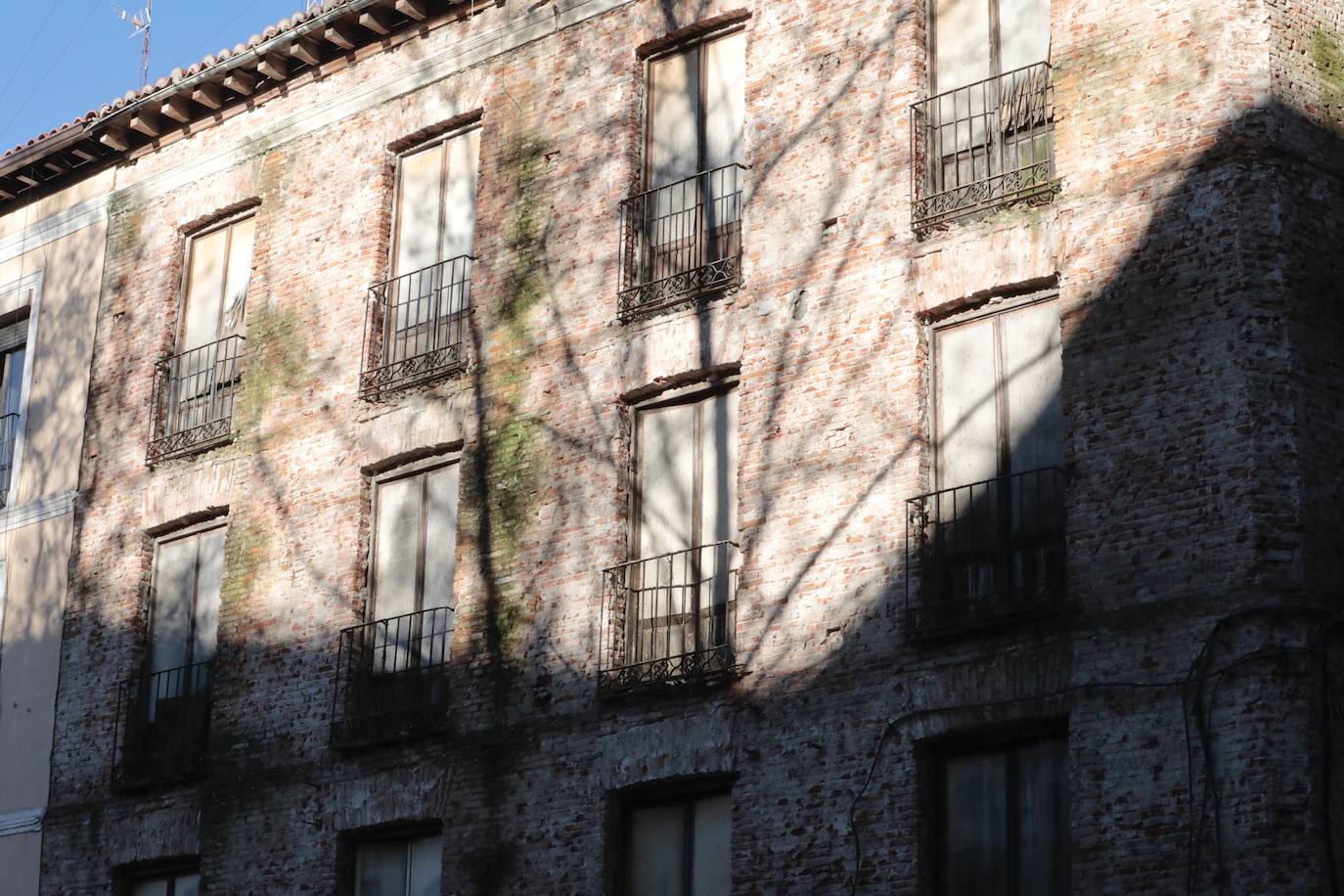 Fotos: Desmontaje de andamios en la Plaza del Caño Argales con Panaderos