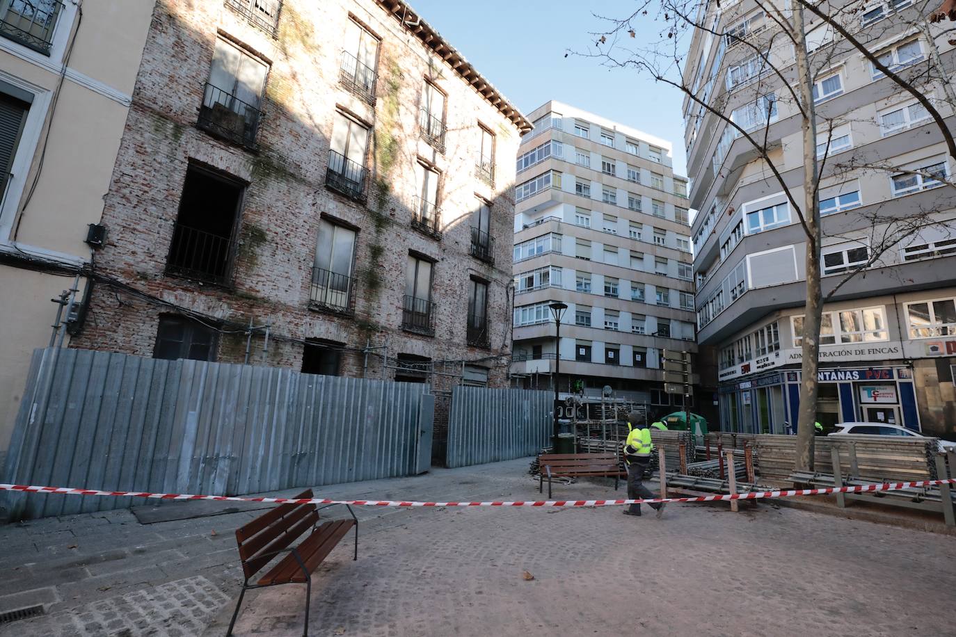 Fotos: Desmontaje de andamios en la Plaza del Caño Argales con Panaderos