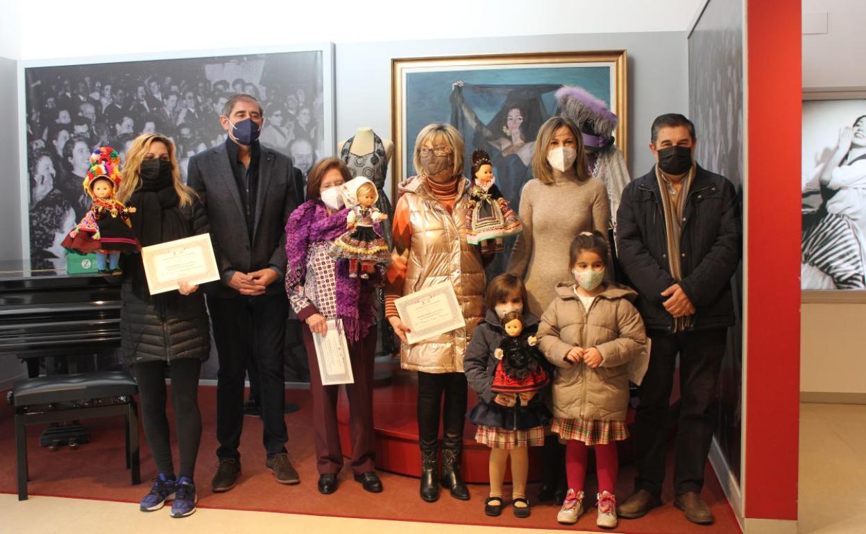 Las premiadas con sus muñecas, el alcalde de Íscar y y miembros del jurado. 