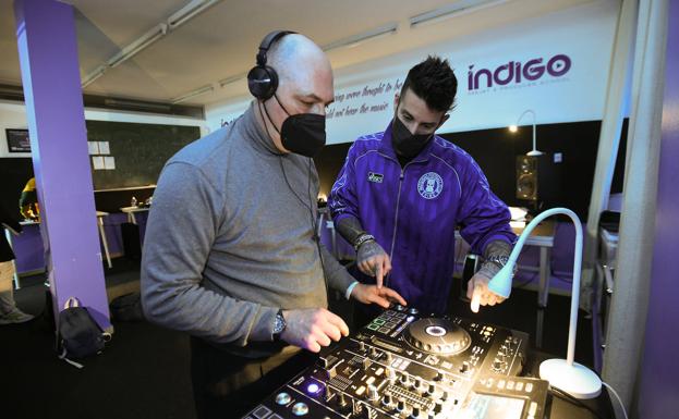 Galería. El dj Sergei Rez enseña a un alumno durante una de las clases. 