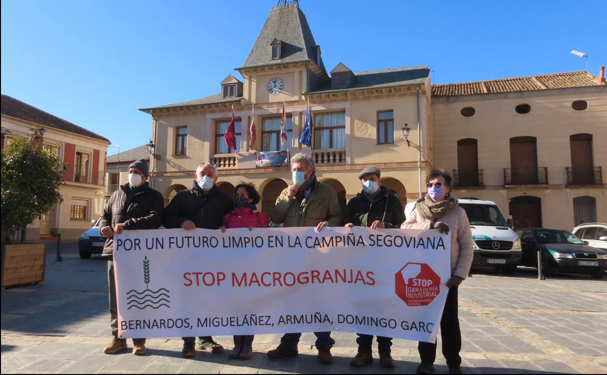 Protesta en la plaza de Bernardos, ayer. 