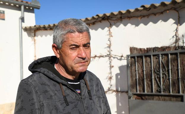 Miguel López, el padre de Esther, este miércoles 2 de febrero en la puerta de su domicilio.