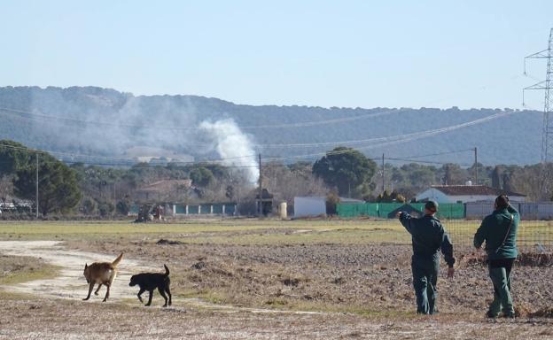 Los guías caninos junto a Kiko (un pastor belga marrón) y Arsa (una labrador negra). 