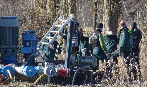 Los buzos inspeccionan una perforación en el entorno del Duero en Traspinedo. 