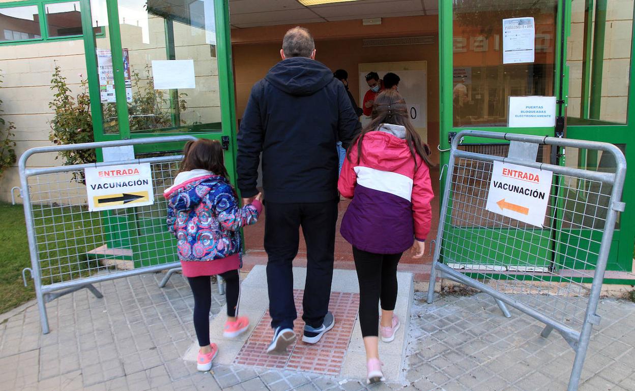 Un padre acompaña a sus hijas a la vacunación en una de las anteriores convocatorias. 