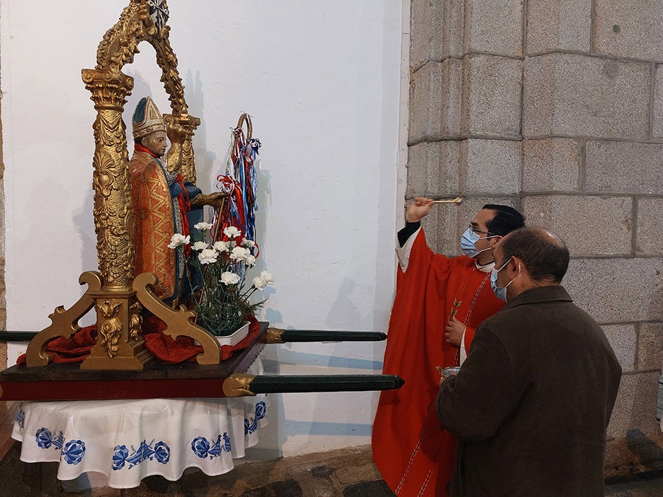 San Blas protege las gargantas de los vecinos de Herguijuela de la Sierra