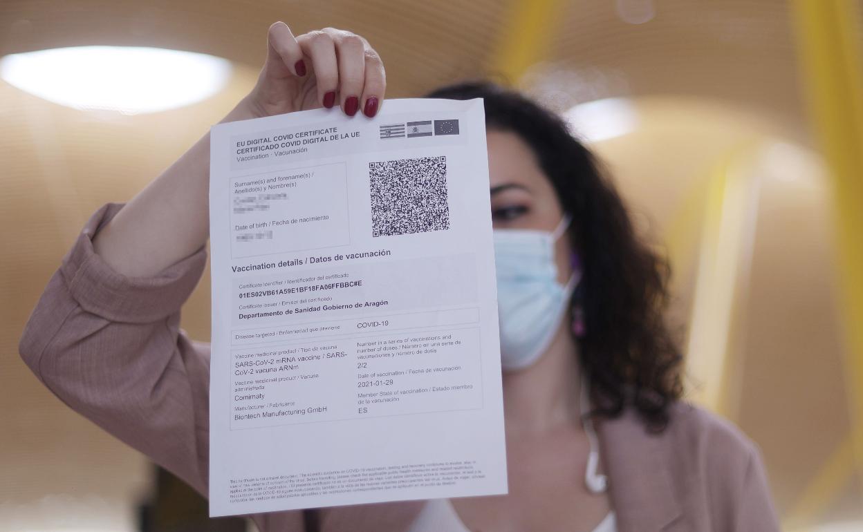 Una mujer muestra el certificado COVID Digital de la Unión Europea. 