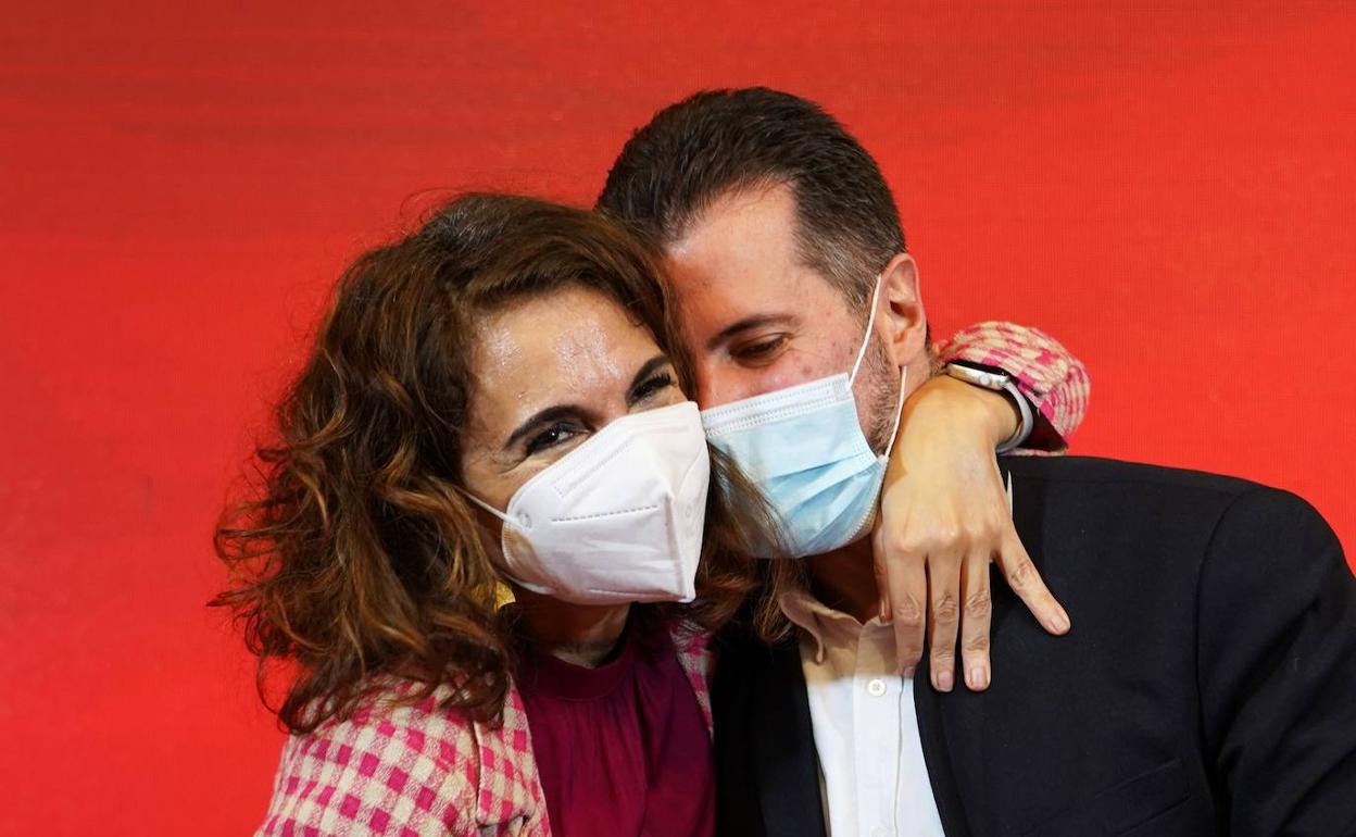 María Jesús Montero abraza a Luis Tudanca.