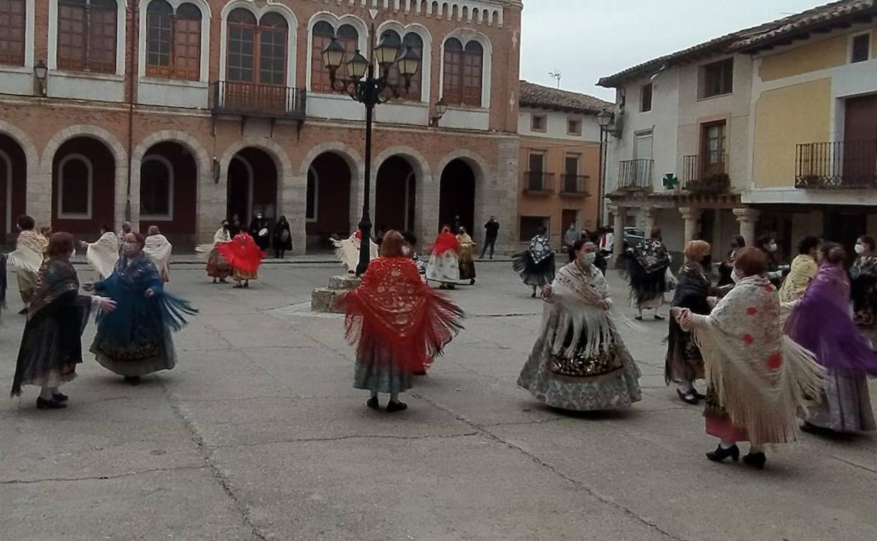 Las águedas de Tiedra, durante el baile en el primer día de festejos