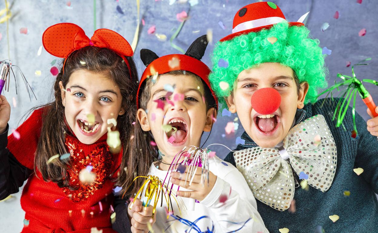 Tres niños disfrutan de una de las jornadas de caranaval. 