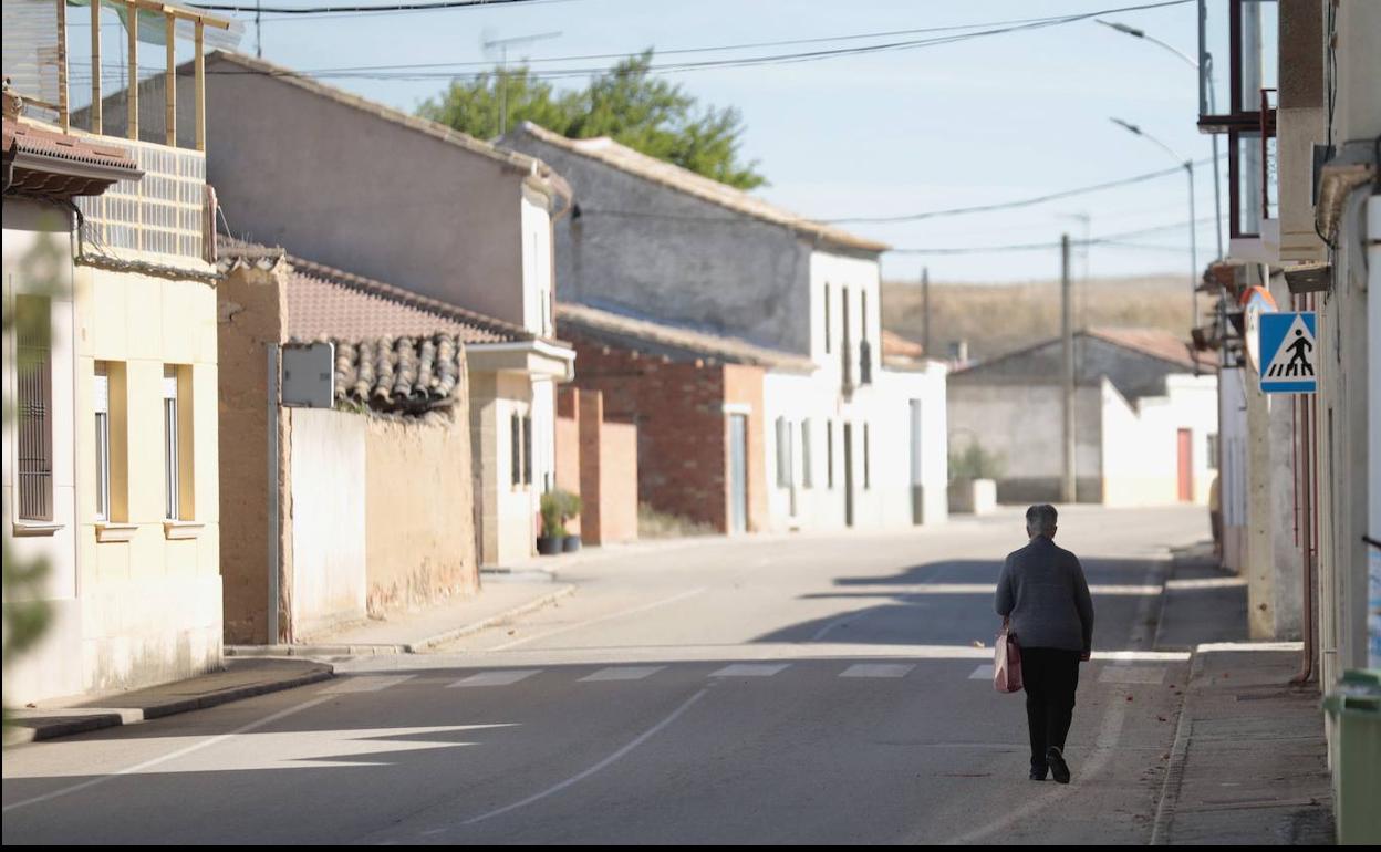 Una vecina en una calle de Torrecilla de la Abadesa (Valladolid). 