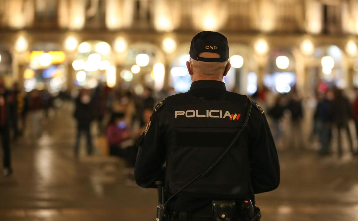 Agente de la Policía Nacional en la Plaza Mayor de Salamanca. 