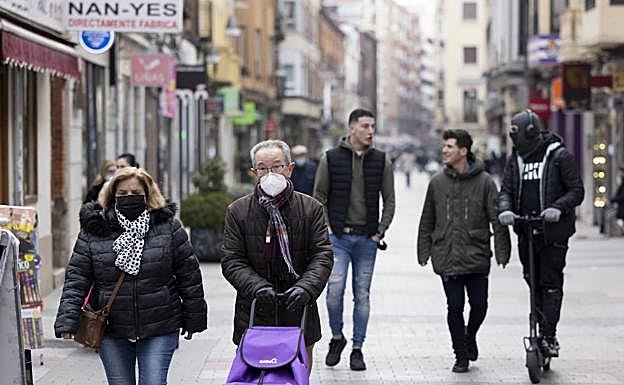 Vallisoletanos con y sin mascarilla en la calle Mantería de Valladolid. 