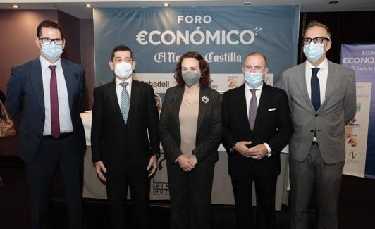 Goyo Ezama (ElNorte), Paco Hevia (Gullón), Magdalena Valerio, Pablo Junceda (director territorial Noroeste de Banco Sabadell) y Hugo Tasis (director de Recursos Humanos de Collosa). 