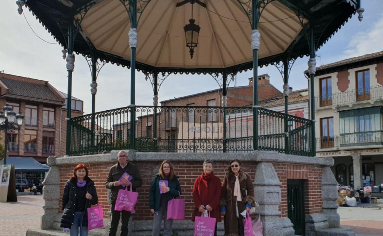 Unidas Podemos junto a representantes de Peñaranda en Común. 