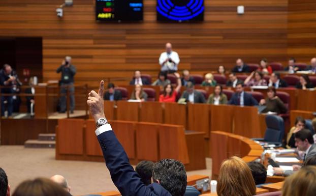 El PP marca voto a favor a sus procuradores mientras enfrente, en la bancada socialista, se indica abstención. 