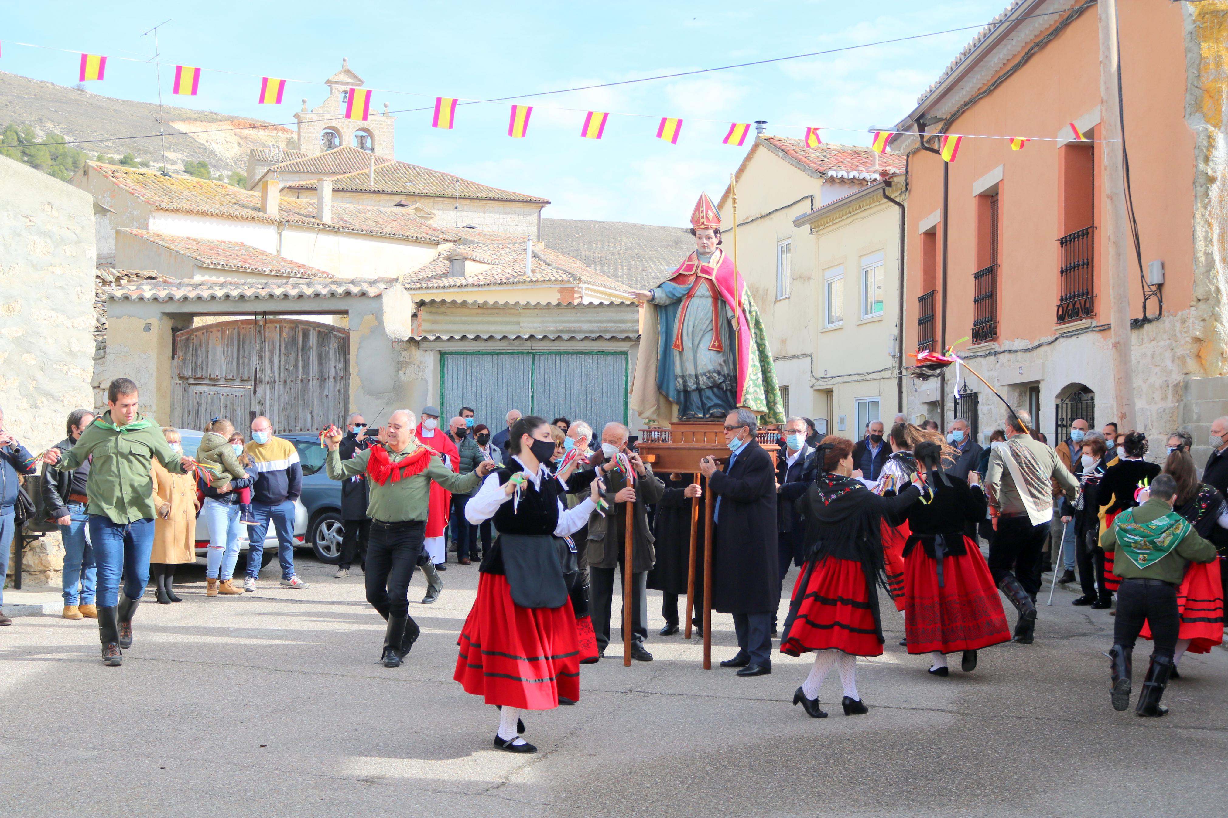 Los danzantes bailaron en honor a San Blas durante la procesión 