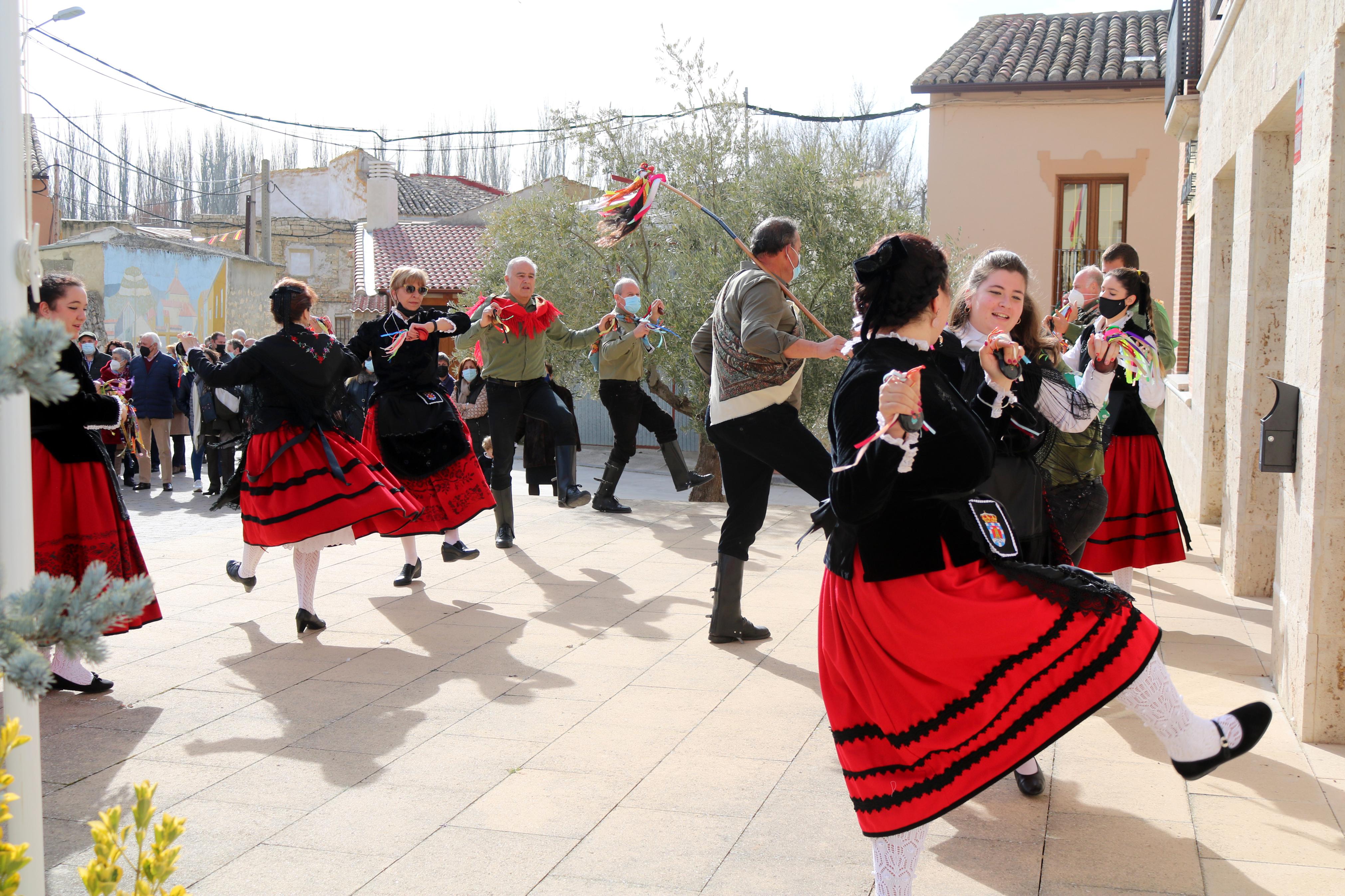 Los danzantes bailaron en honor a San Blas durante la procesión 