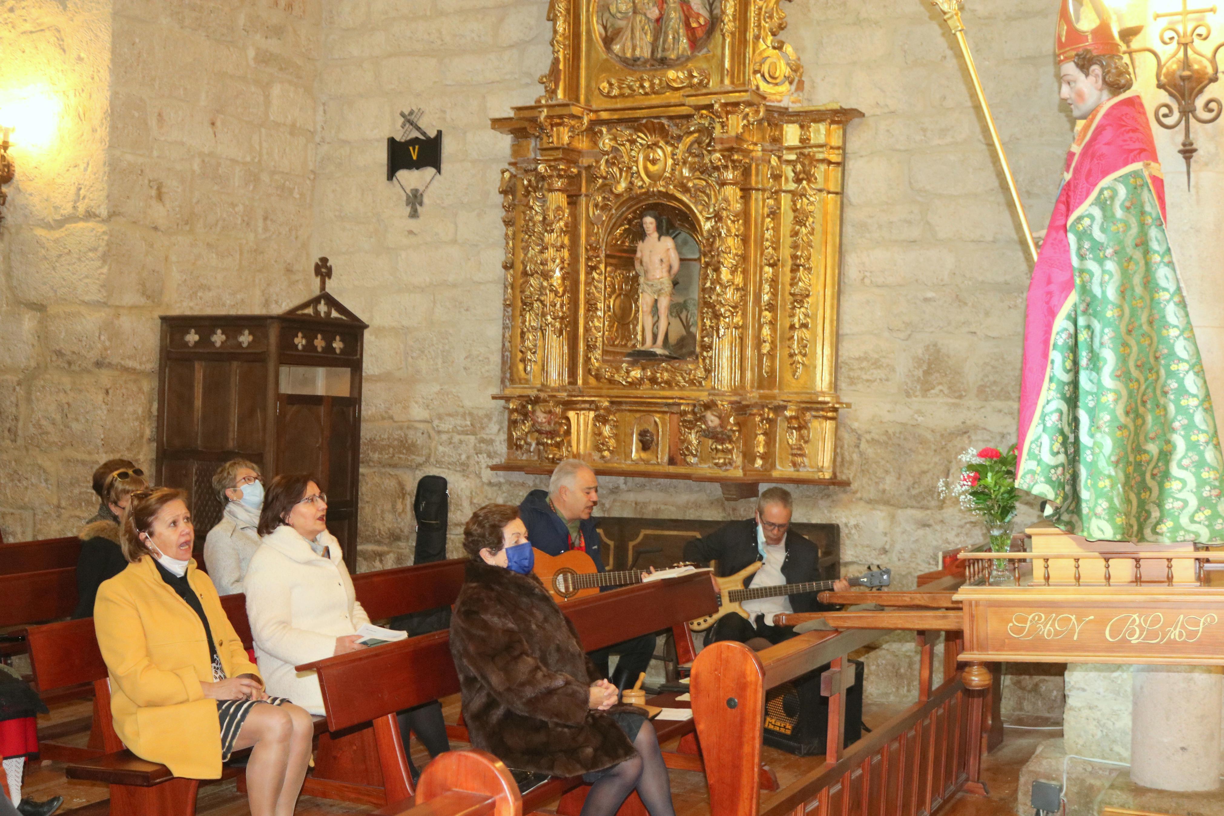 Los danzantes bailaron en honor a San Blas durante la procesión 